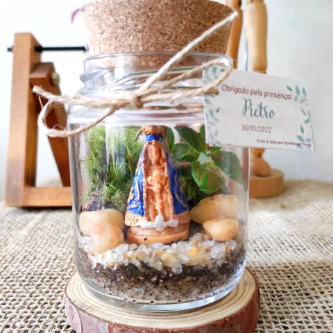 Mini terrário em formato de lâmpada decorativa com folhagem rosa