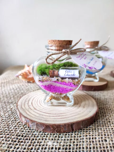 Mini terrário em frasco coração com areia rosa, tag personalizada com nomes